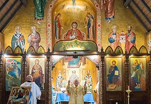 Divina Liturgia celebrada frente al altar