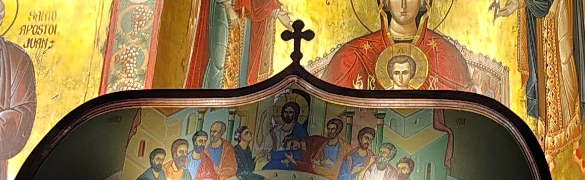 La Cruz sobre el remate del iconostasio
