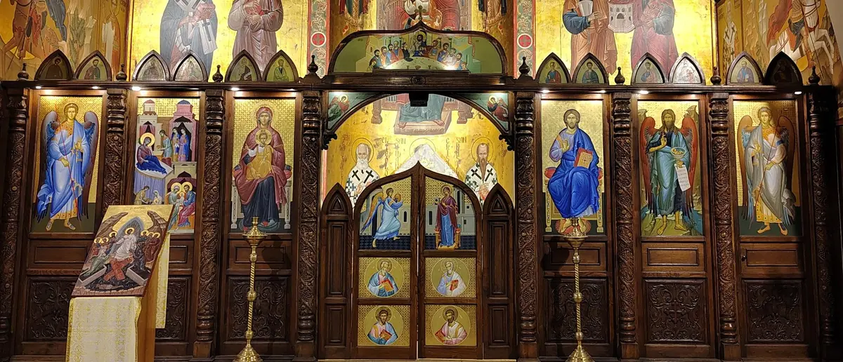 Vista frontal completa del iconostasio de la parroquia
