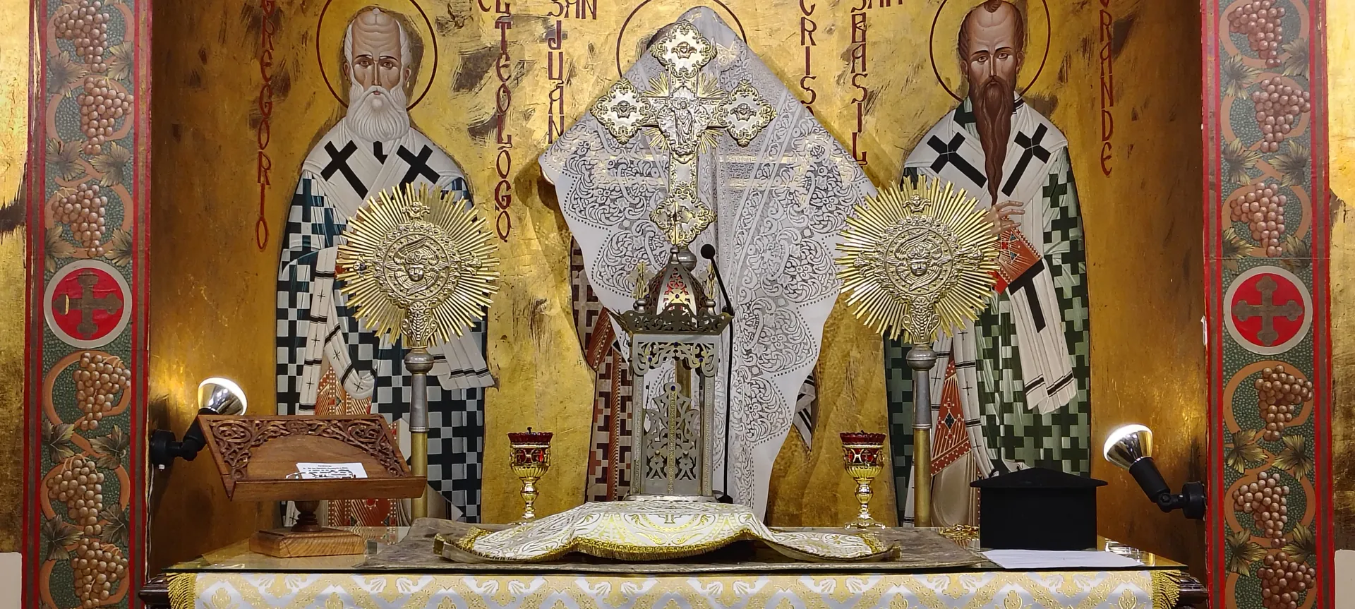 Altar con los íconos de San Gregorio, San Juan Teólogo y San Basilio