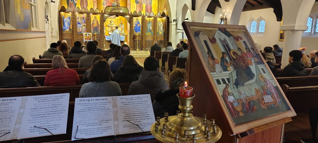 Fieles participando de la Divina Liturgia