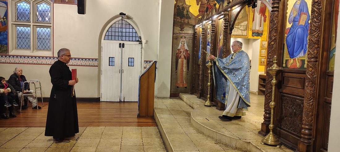 Sacerdote incensando el iconostasio durante la Liturgia